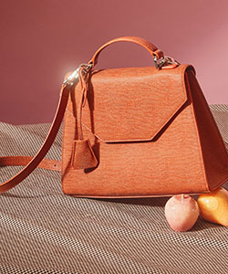 New arrivals accoesory: photo by Italic on Unsplash